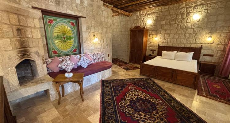 Intérieur traditionnel en pierre avec tapis et décorations.