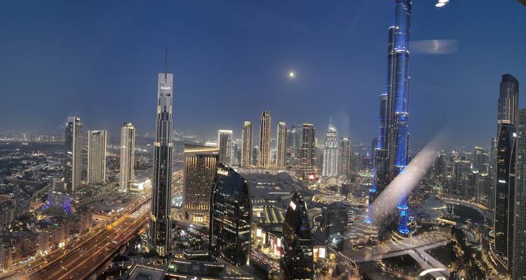 Vue panoramique nocturne des gratte-ciel d'une ville.