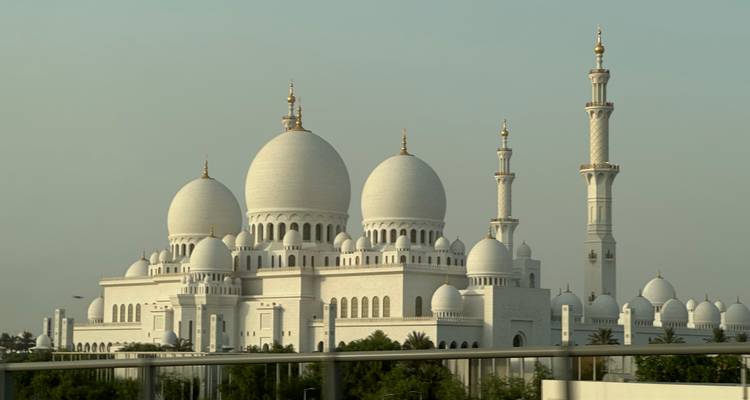 Vue d'une grande mosquée avec de larges coupoles.