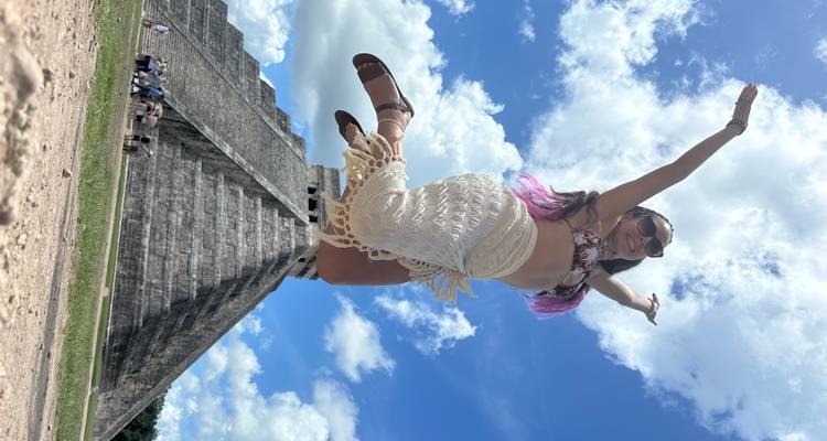 Femme sautant devant une pyramide antique.