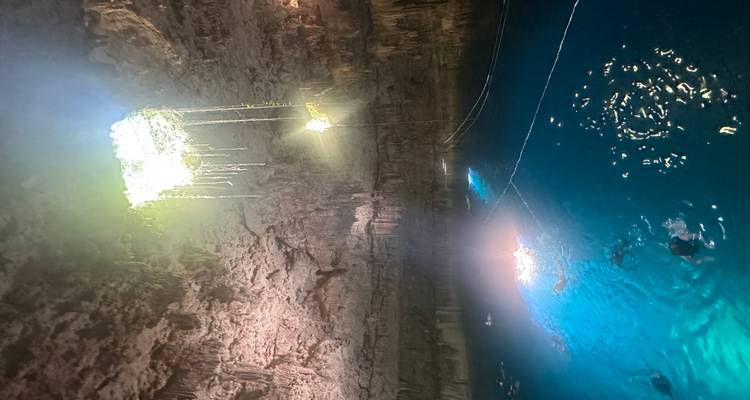 Hermoso cenote con luz natural brillando dentro de la cueva.