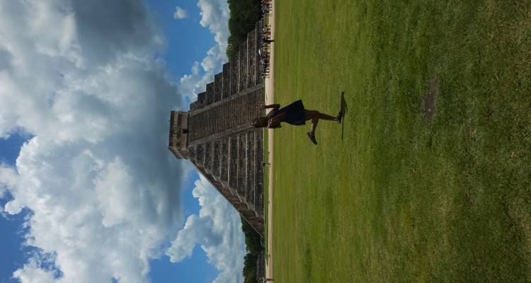 Persona posando frente a la Pirámide de Chichen Itzá.