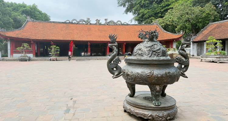Temple historique avec un design complexe et des statues.