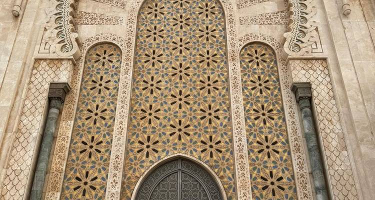 Entrée richement décorée avec des motifs complexes.