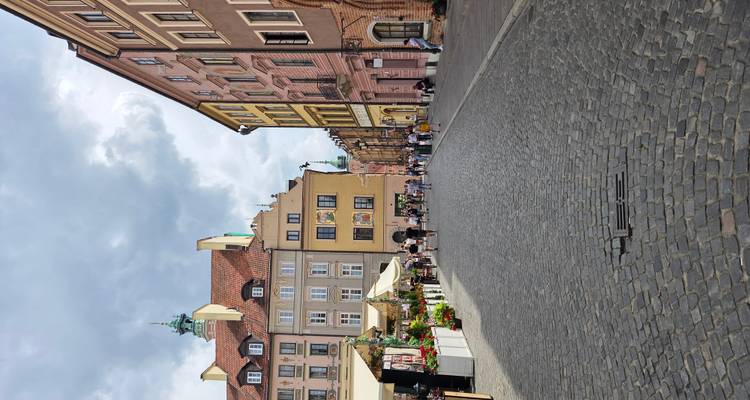 Rue de vieille ville avec des bâtiments colorés