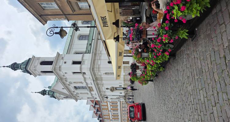 Vue de rue avec cafés en terrasse et des gens assis