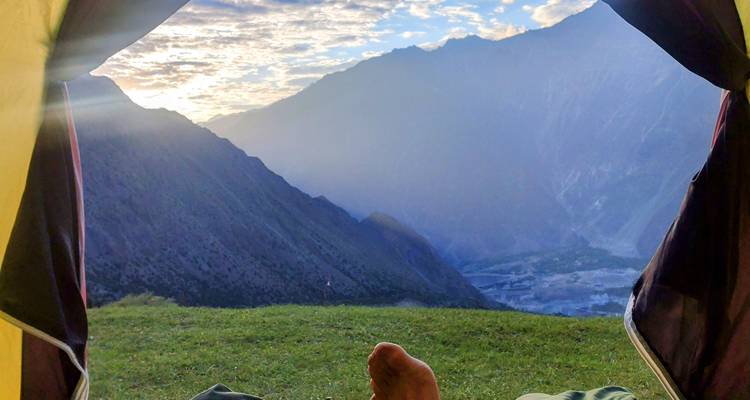 Vue sur la montagne depuis l'ouverture d'une tente au lever du soleil
