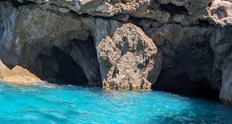 Côte rocheuse avec une eau bleu clair