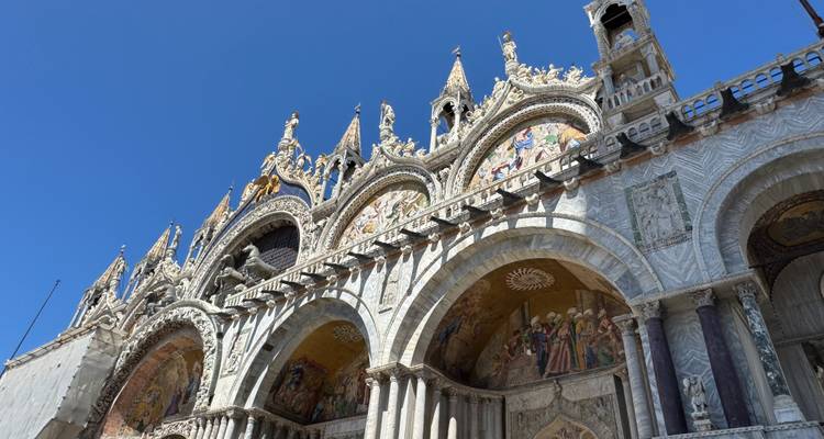 La Basilique Saint-Marc à Venise avec une architecture détaillée.