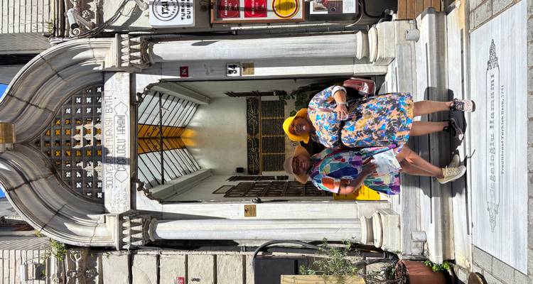 Deux femmes posant devant l'entrée d'un bain turc historique.