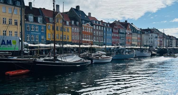 Bâtiments colorés et bateaux le long d'un canal.