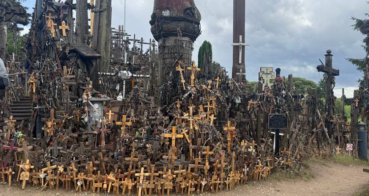 La Colline des Croix, couverte de croix de différentes tailles.
