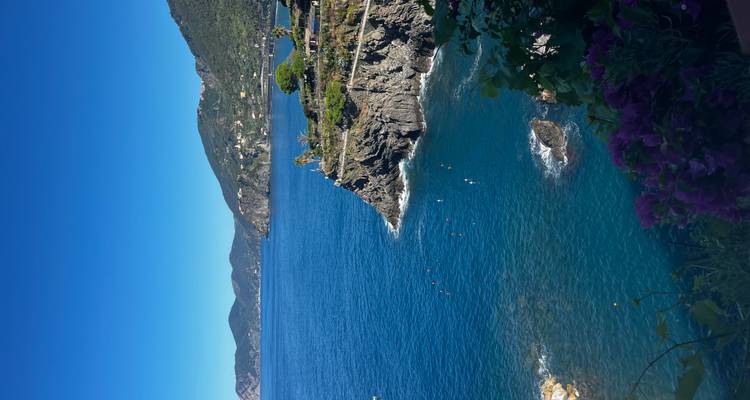 Magnifique littoral avec une mer bleu clair.