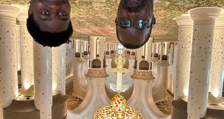 À l'intérieur d'une grande mosquée avec des lustres.