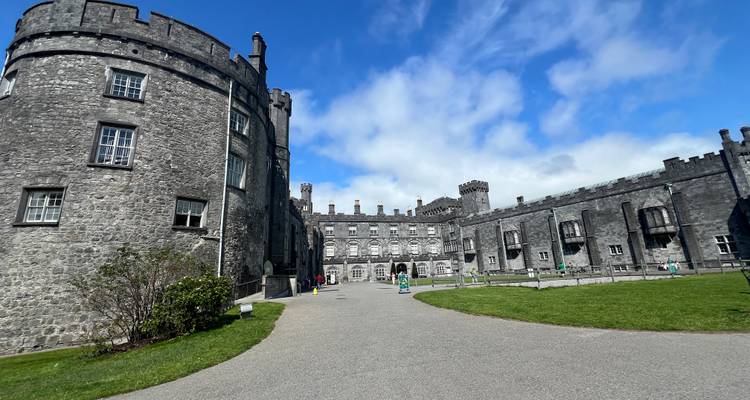 Große historische Burg unter blauem Himmel.