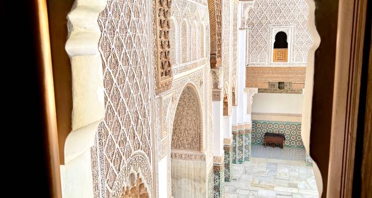 Ingewikkelde architectonische details van een historisch gebouw.