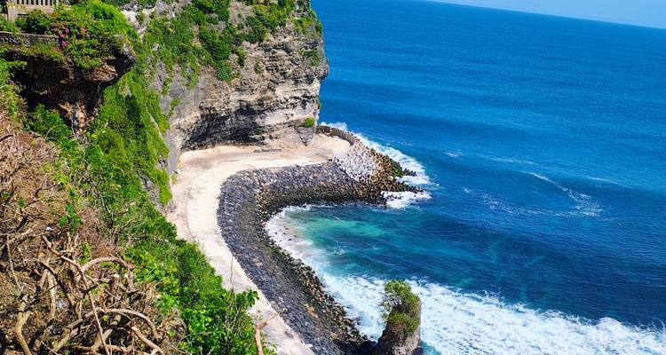 Meerblick mit felsigen Klippen und tosenden Wellen.