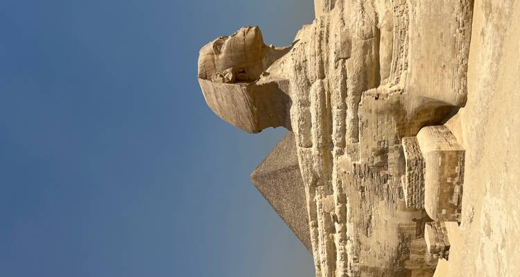 Grand Sphinx de Gizeh avec la Pyramide en arrière-plan.