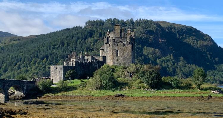 Le château d'Eilean Donan avec un environnement verdoyant luxuriant.