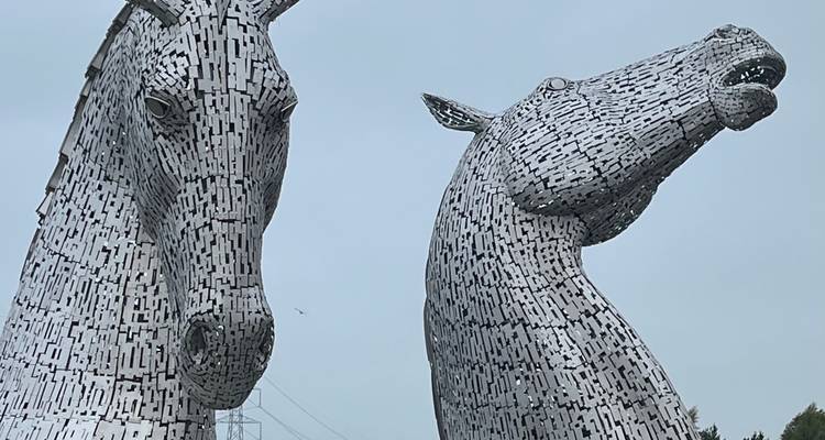 Gros plan des sculptures de chevaux The Kelpies contre le ciel.