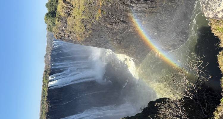 Les chutes Victoria avec un arc-en-ciel au premier plan.