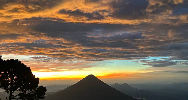 Una puesta de sol impresionante sobre un paisaje volcánico.