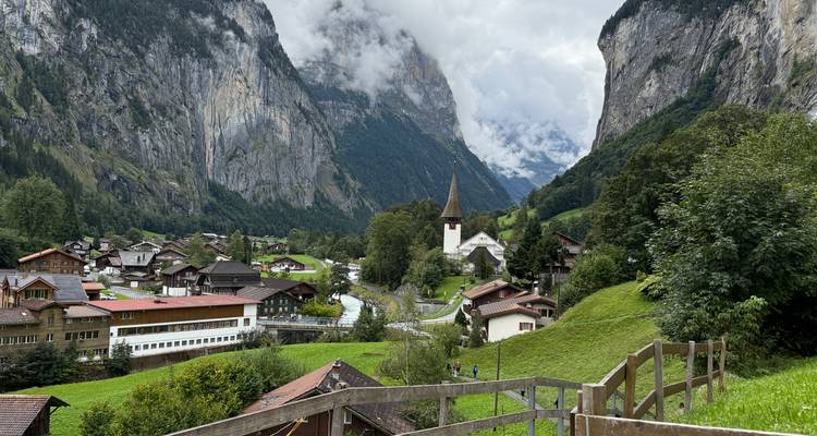 Schilderachtig uitzicht op de Lauterbrunnenvallei met kerk en Alpen.