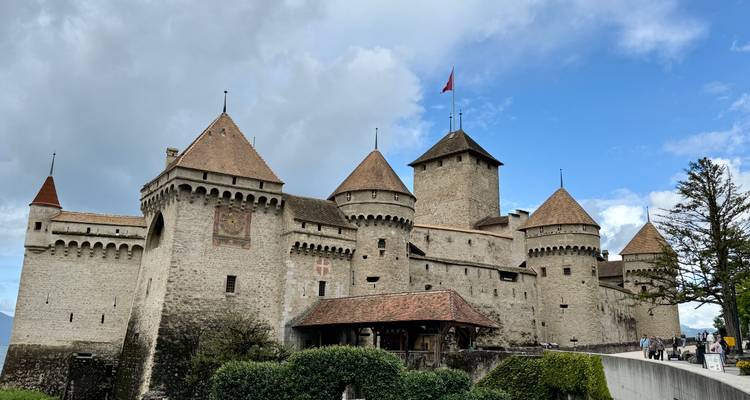 Kasteel Chillon aan het Meer van Genève met mensen op de voorgrond.