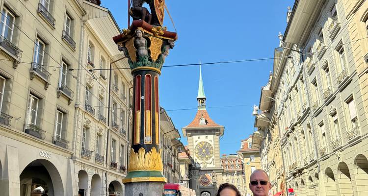Zytglogge klokkentoren in Bern met mensen op de voorgrond.