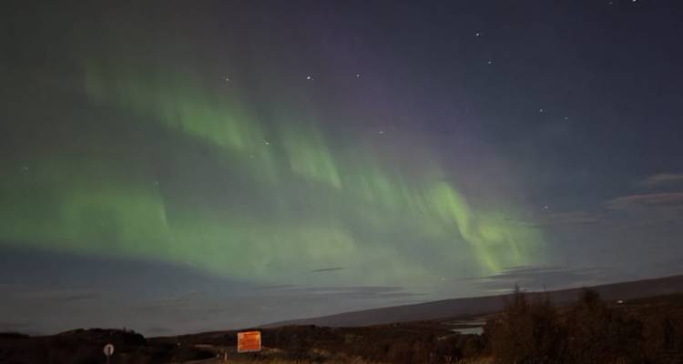 Aurores boréales illuminant le ciel nocturne.