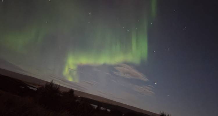 Aurores boréales dansant à travers le ciel nocturne.
