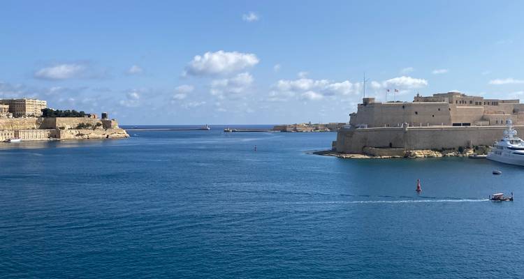 Fortifications côtières surplombant la mer.