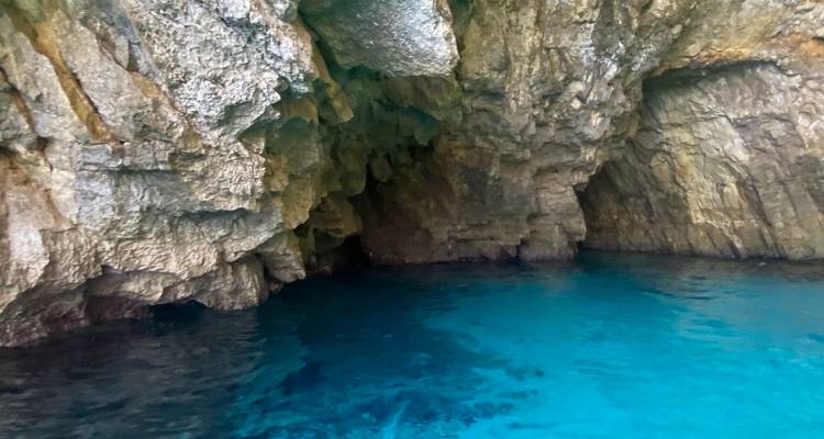 Grotte côtière aux eaux azurées.