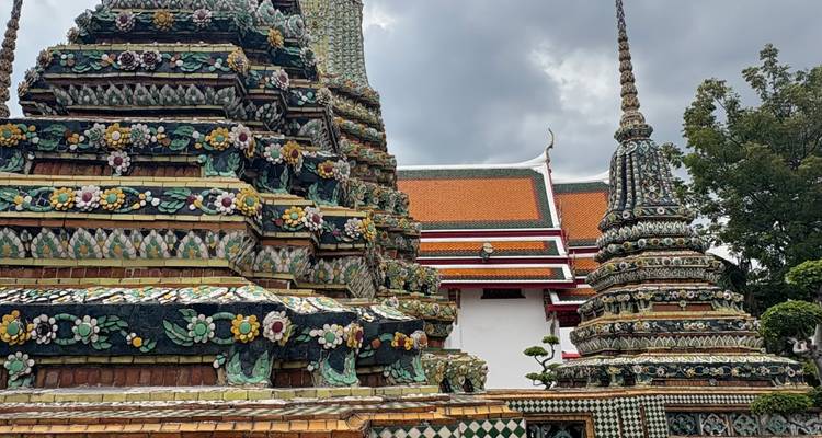 Torres de templo coloridas y ornamentadas.