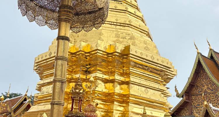 Estructura de templo dorado con decoraciones intrincadas.