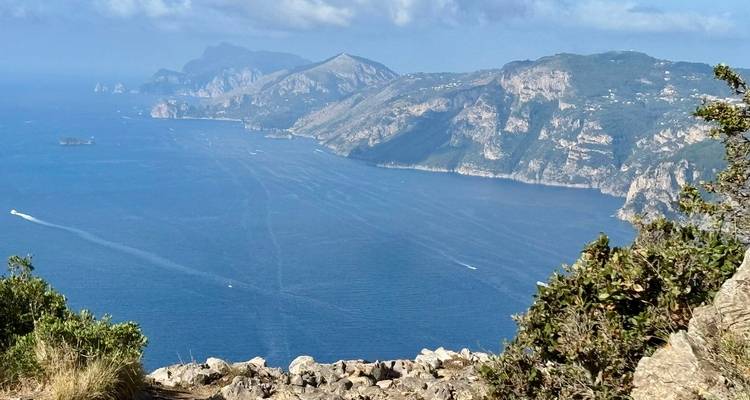 Vue panoramique du littoral avec les montagnes et la mer.