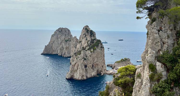 Formations rocheuses emblématiques à Capri avec la mer en arrière-plan.