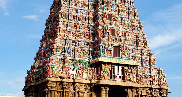 Un gopuram de temple hindou finement sculpté et coloré.