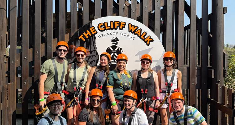 Groupe de personnes se préparant pour une aventure de tyrolienne.