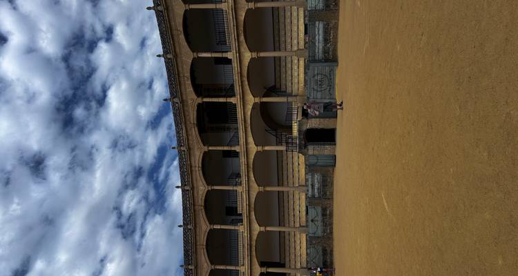 Historische stierenvechtarena met wandelende mensen.