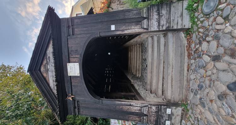 Escalera de madera antigua cubierta con ambiente histórico.