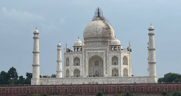 Taj Mahal wird gewartet, Gerüst ist sichtbar.