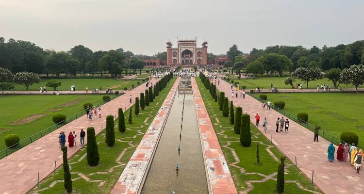 Der Eingang und Garten des Taj Mahal mit Besuchern.