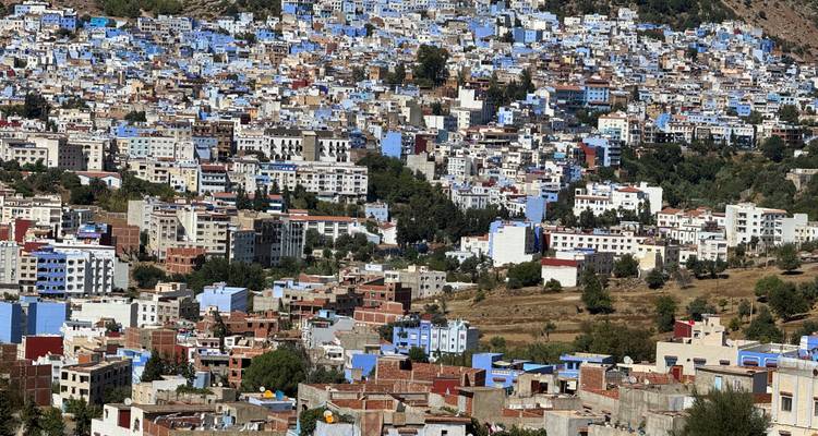Paysage urbain coloré avec des bâtiments peints en bleu.