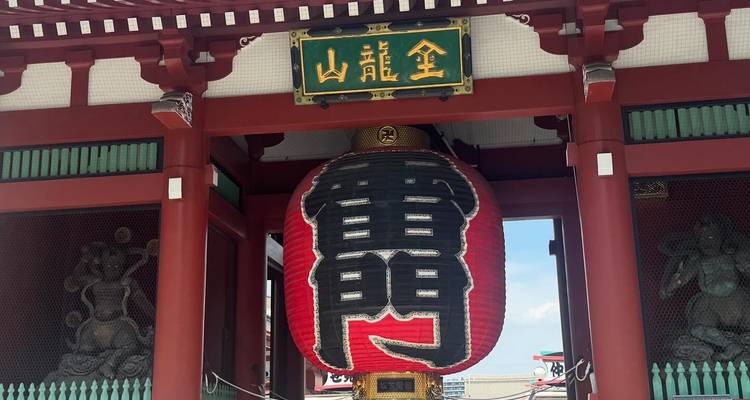 Rotes Tempeltor mit einer großen Laterne.