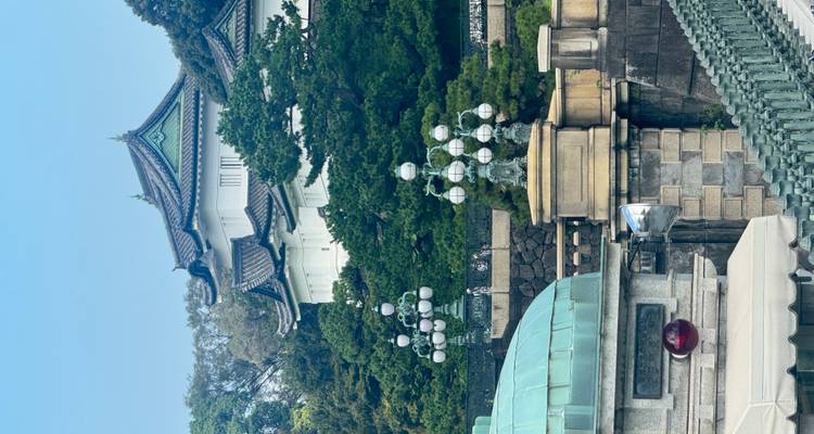 Palais impérial avec des arbres au premier plan.