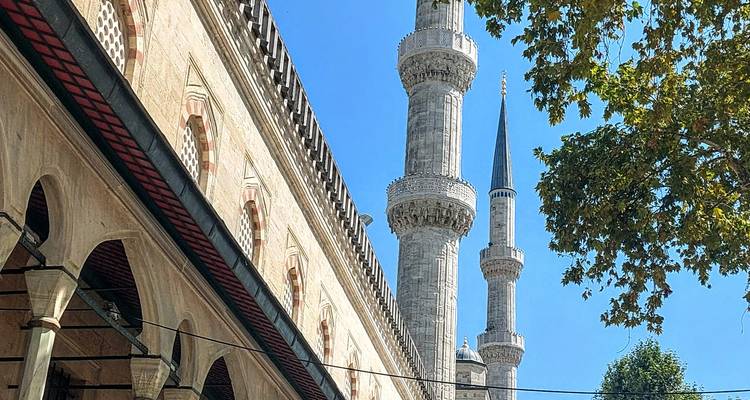 Altos minaretes contra un cielo azul claro.