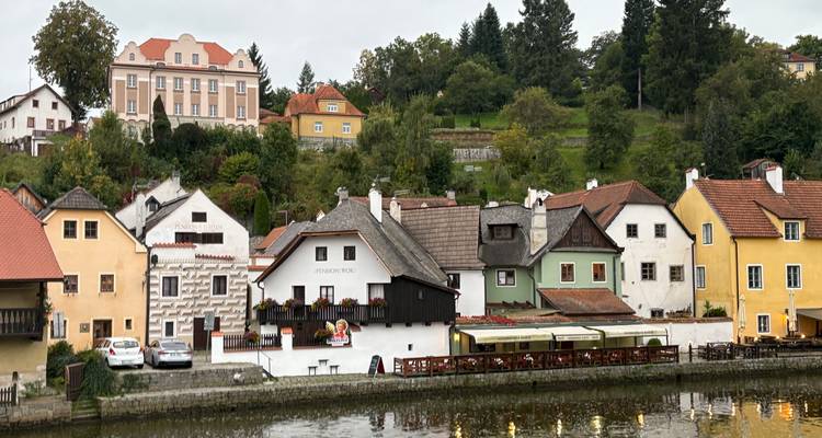 Vue pittoresque de maisons le long d'une rivière, Cesky Krumlov.