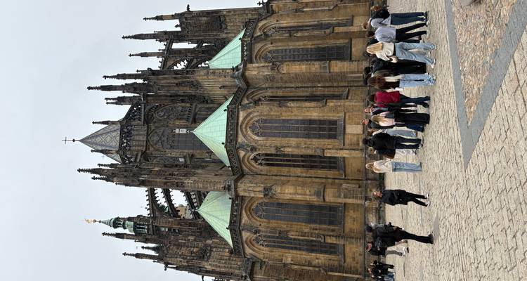 Cathédrale Saint-Guy avec des gens devant, Prague.