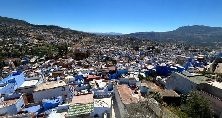 Vue panoramique de Chefchaouen avec des bâtiments peints en bleu.
